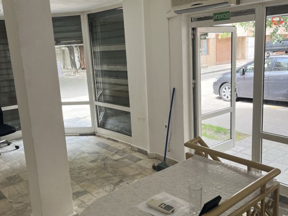 Дава се под наем Магазин в Варна, Автогара - 50 кв.м за 306 € - Снимка #1