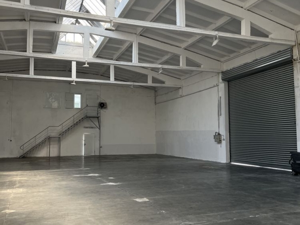 Дава се под наем Промишлена сграда в Русе, Промишлена зона - Изток - 579 кв.м за 1650 € - Снимка #1