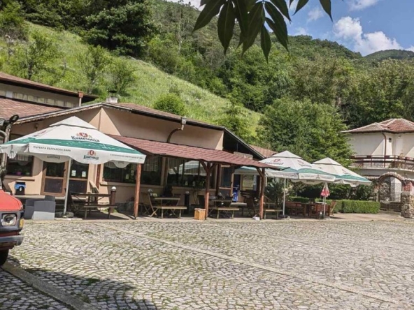 Дава се под наем Заведение в с. Пчелиново, Област Стара Загора - 400 кв.м за 1020 € - Снимка #1