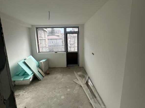 Тристаен апартамент в Дупница - 73 кв.м за 1028 €/кв.м - Снимка #1