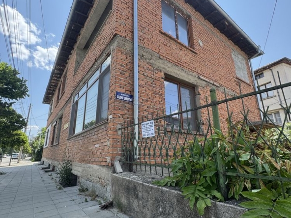 Етаж от къща в Пловдив, Младежки Хълм - 53 кв.м за 1 €/кв.м - Снимка #1