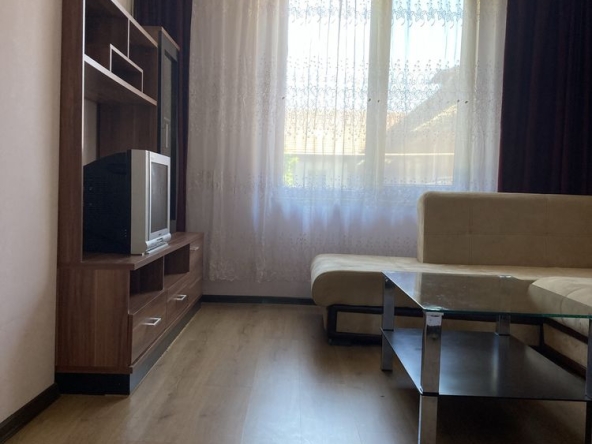 Дава се под наем Тристаен апартамент в Перник, Център - 70 кв.м за 357 € - Снимка #1