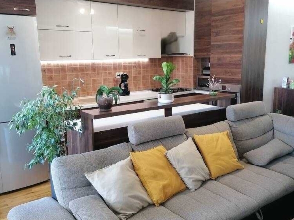 Тристаен апартамент в Пловдив, Център - 116 кв.м за 1923 €/кв.м - Снимка #1