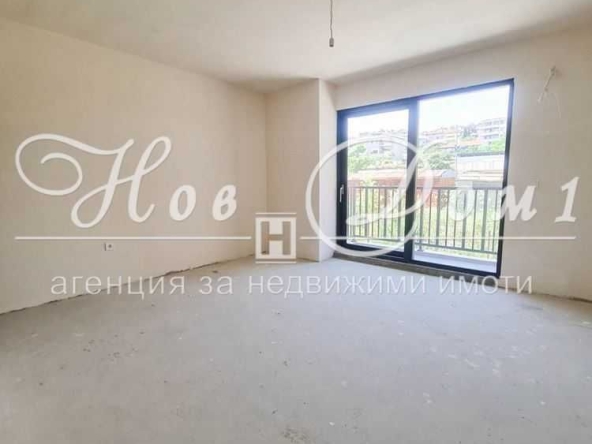 Тристаен апартамент в Варна, Погреби - 107 кв.м за 1453 €/кв.м - Снимка #1