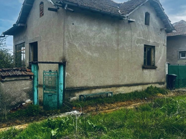 Къща в с. Крушовене, Област Плевен - 700 кв.м за 15 €/кв.м - Снимка #1