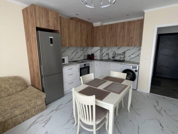 Дава се под наем Двустаен апартамент в Бургас, Славейков - 65 кв.м за 663 € - Снимка #1