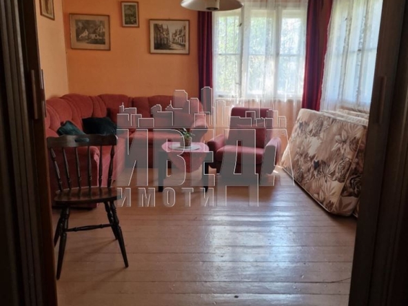 Етаж от къща в Варна, Окръжна болница - 216 кв.м за 1528 €/кв.м - Снимка #1