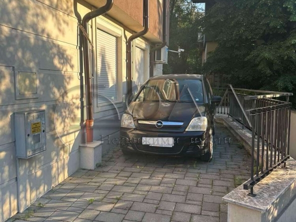 Дава се под наем Гараж / Паркомясто в София, Павлово - 11 кв.м за 51 € - Снимка #1