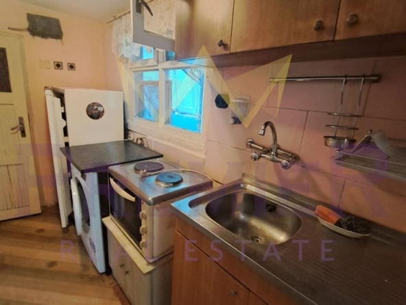 Дава се под наем Етаж от къща в Варна, Цветен квартал - 40 кв.м за 178.5 € - Снимка #1