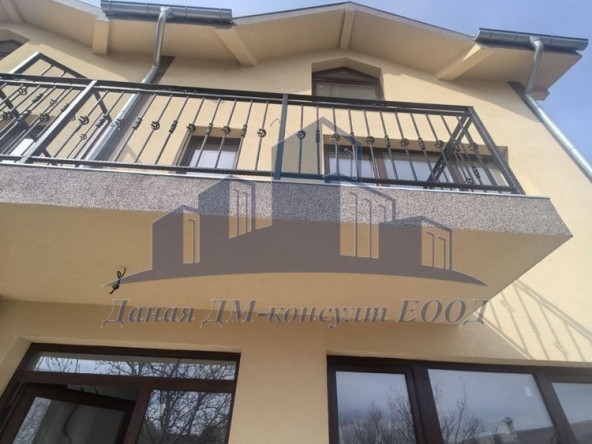 Къща в Шумен, Басейна - 225 кв.м за 889 €/кв.м - Снимка #1