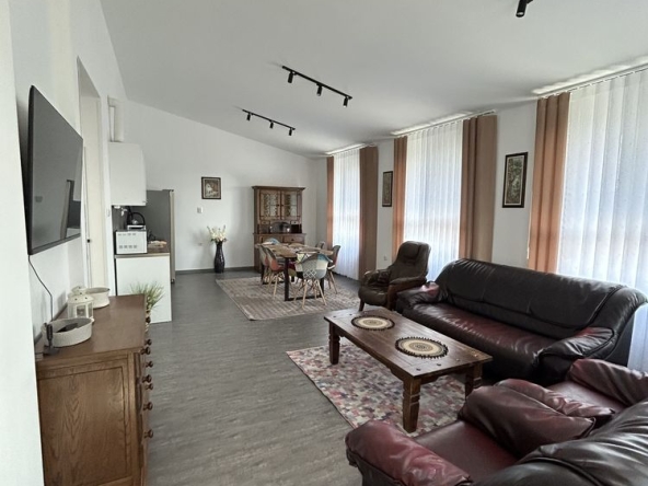 Дава се под наем Четиристаен апартамент в Варна, м-т Боровец - юг - 100 кв.м за 1100 € - Снимка #1