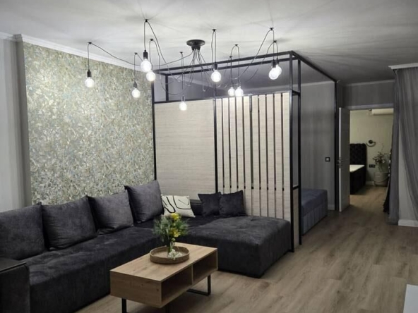 Дава се под наем Двустаен апартамент в Бургас, Лазур - 75 кв.м за 714 € - Снимка #1