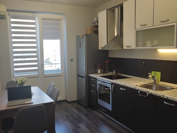 Дава се под наем Тристаен апартамент в Плевен, 9-ти квартал - 73 кв.м за 430 € - Снимка #1