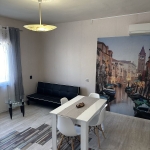 Дава се под наем Тристаен апартамент в Ямбол, Център - 105 кв.м за 385 € - Снимка #1