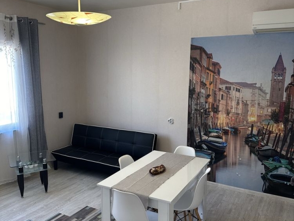 Дава се под наем Тристаен апартамент в Ямбол, Център - 105 кв.м за 385 € - Снимка #1