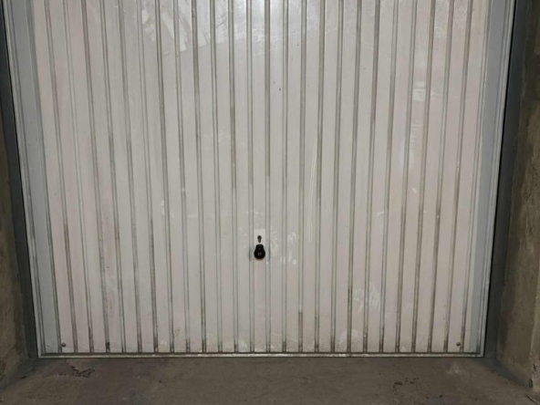 Дава се под наем Гараж / Паркомясто в Варна, Цветен квартал - 40 кв.м за 142.8 € - Снимка #1