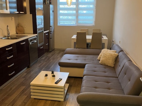 Дава се под наем Тристаен апартамент в Плевен, Идеален център - 80 кв.м за 168000 € - Снимка #1