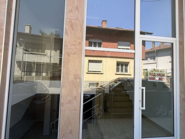 Дава се под наем Магазин в Казанлък - 240 кв.м за 510 € - Снимка #1