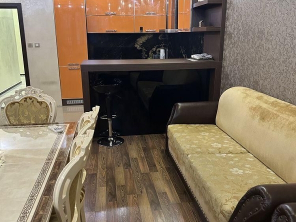 Дава се под наем Тристаен апартамент в Варна, Автогара - 115 кв.м за 715 € - Снимка #1