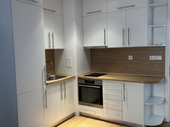 Дава се под наем Тристаен апартамент в Бургас, Център - 85 кв.м за 765 € - Снимка #1