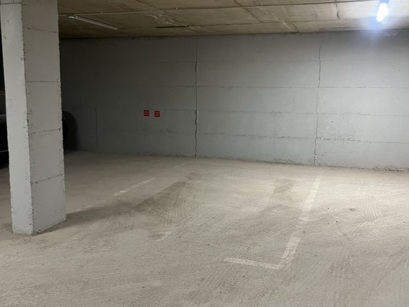 Дава се под наем Гараж / Паркомясто в София, Левски В - 6 кв.м за 76.5 € - Снимка #1