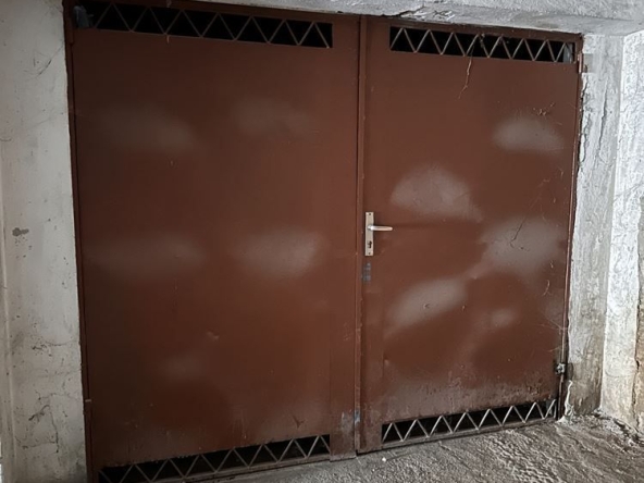 Гараж / Паркомясто в Плевен, Дружба 2 - 17 кв.м за 706 €/кв.м - Снимка #1