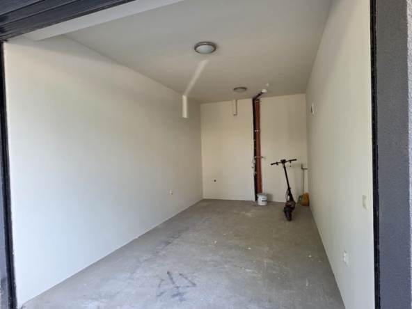 Дава се под наем Гараж / Паркомясто в Търговище, Боровец - 22 кв.м за 61.2 € - Снимка #1