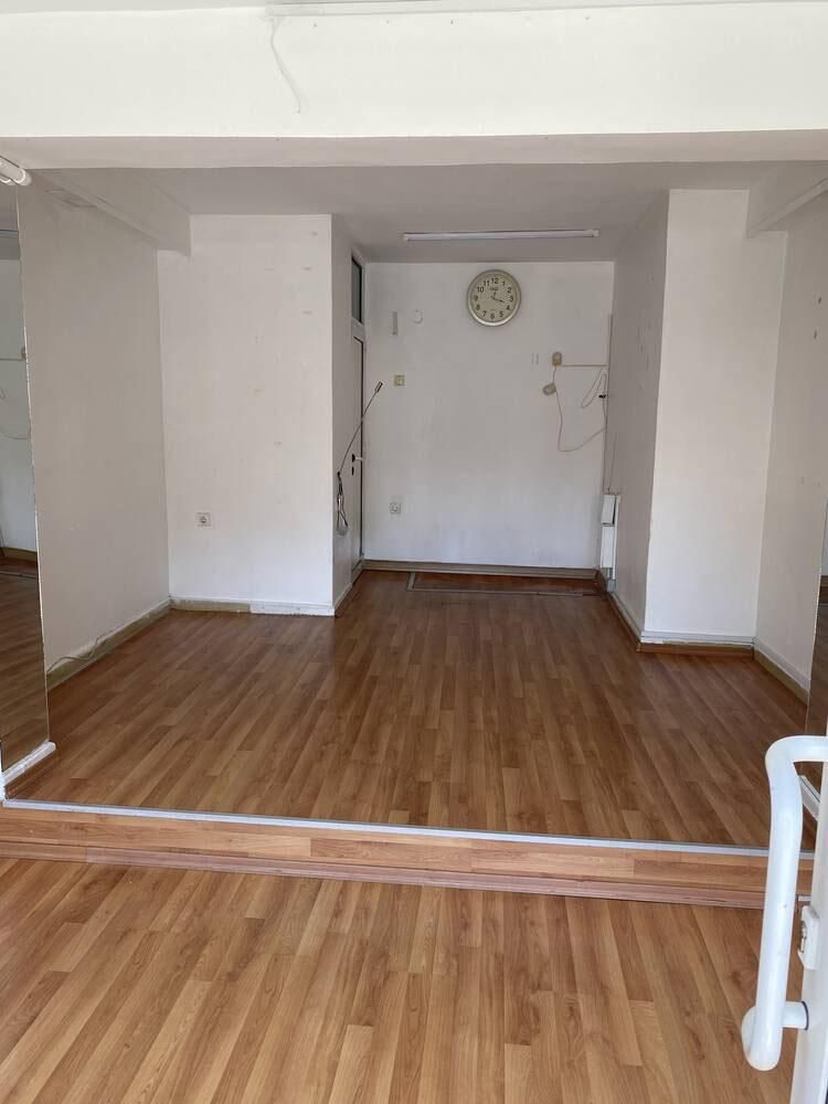 Дава се под наем Магазин в Бургас, Център - 25 кв.м за 357 € - Снимка #1