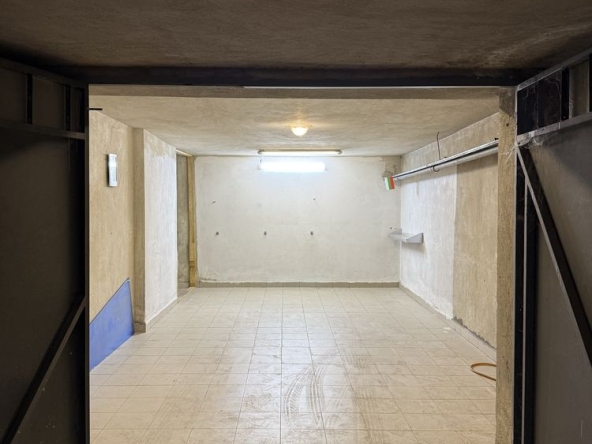 Дава се под наем Гараж / Паркомясто в София, Иван Вазов - 30 кв.м за 153 € - Снимка #1