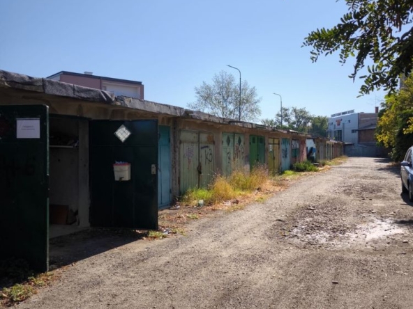 Гараж / Паркомясто в Кърджали, Студен кладенец - 18 кв.м за 935 €/кв.м - Снимка #1