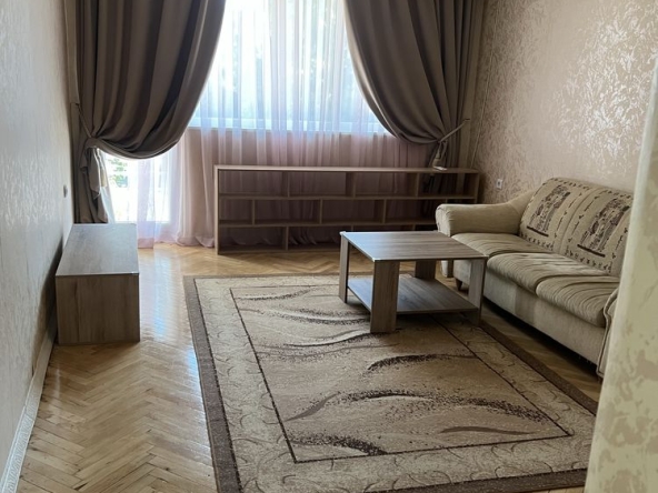 Дава се под наем Тристаен апартамент в Варна, Червен площад - 90 кв.м за 714 € - Снимка #1