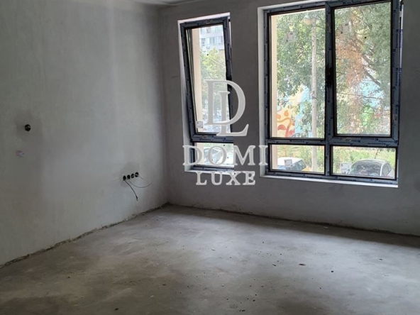 Тристаен апартамент в Варна, Лятно кино Тракия - 112 кв.м за 2017 €/кв.м - Снимка #1