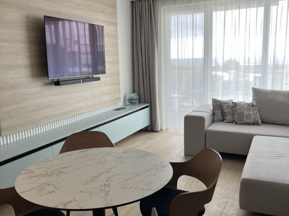 Дава се под наем Двустаен апартамент в к.к. Св.Св. Константин и Елена - 65 кв.м за 1200 € - Снимка #1