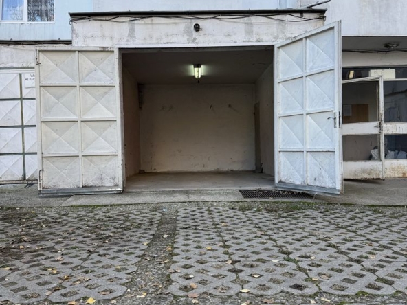 Дава се под наем Гараж / Паркомясто в Разград, Център - 19 кв.м за 100 € - Снимка #1