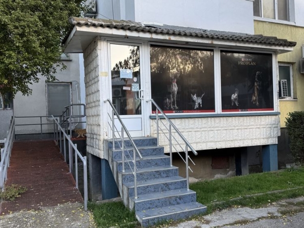 Дава се под наем Магазин в Ловеч, Младост - 30 кв.м за 204 € - Снимка #1