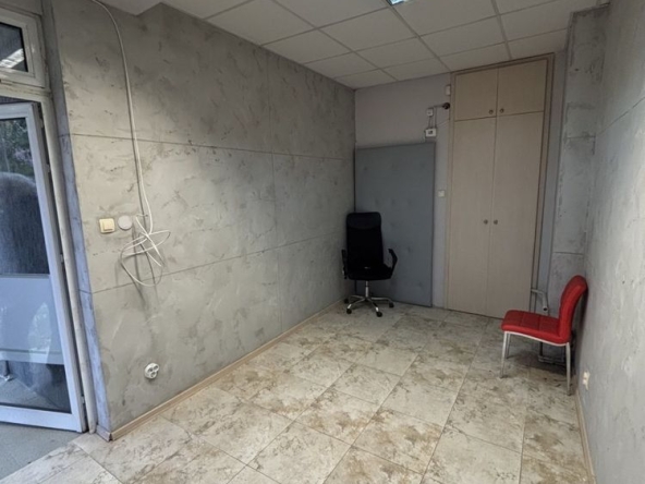 Дава се под наем Магазин в Перник, Ладовица - 15 кв.м за 204 € - Снимка #1