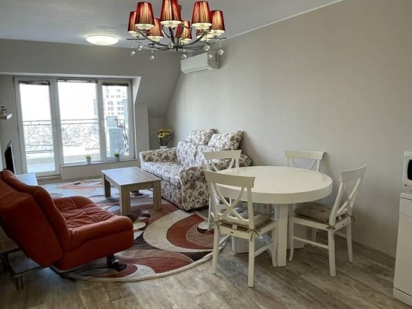 Дава се под наем Тристаен апартамент в Бургас, Зорница - 120 кв.м за 867 € - Снимка #1