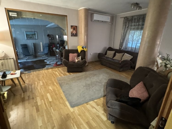 Дава се под наем Двустаен апартамент в Пловдив, Старият град - 150 кв.м за 714 € - Снимка #1