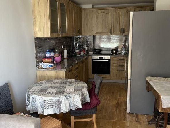 Дава се под наем Тристаен апартамент в Варна, Цветен квартал - 82 кв.м за 613 € - Снимка #1