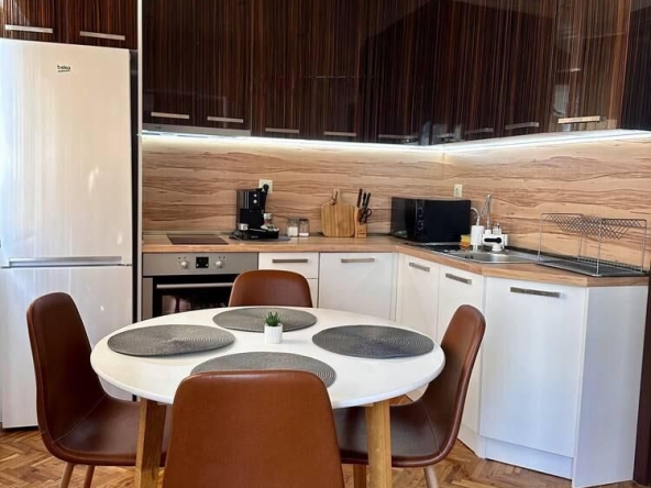 Дава се под наем Тристаен апартамент в Бургас, Център - 99 кв.м за 1020 € - Снимка #1