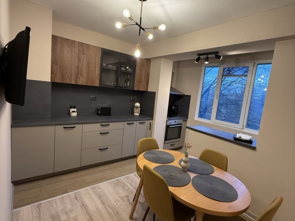 Дава се под наем Тристаен апартамент в Добрич, Дружба 2 - 103 кв.м за 357 € - Снимка #1