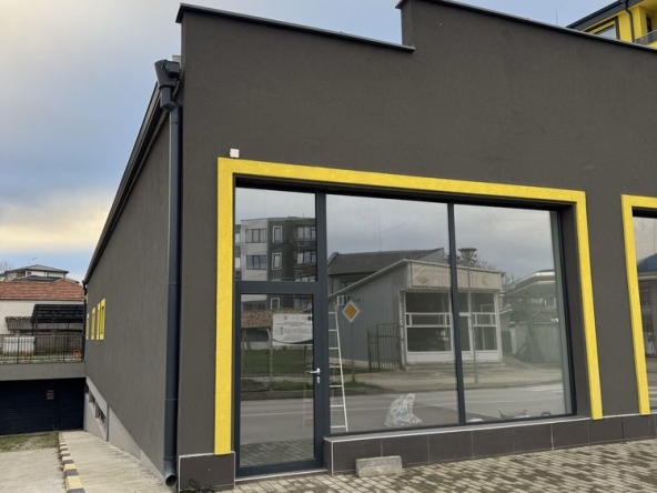 Дава се под наем Магазин в Търговище, Изток 1 - 70 кв.м за 510 € - Снимка #1