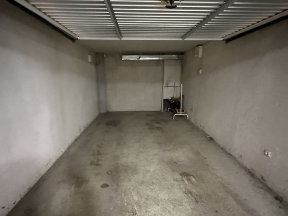 Дава се под наем Гараж / Паркомясто в София, Хладилника - 20 кв.м за 150 € - Снимка #1