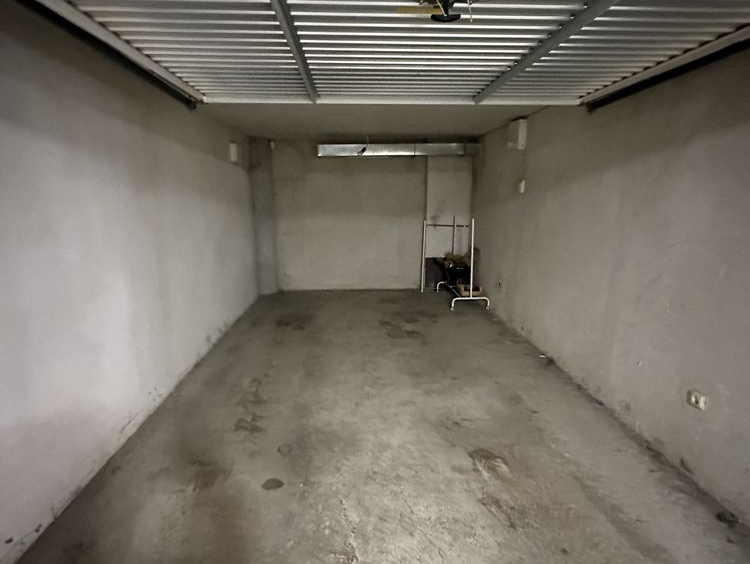 Дава се под наем Гараж / Паркомясто в София, Хладилника - 20 кв.м за 150 € - Снимка #1