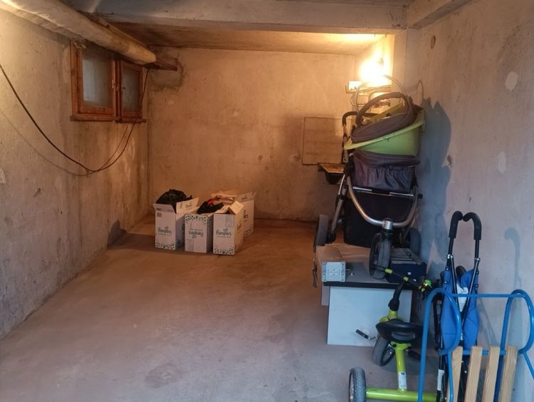 Гараж / Паркомясто в Плевен, Идеален център - 17 кв.м за 6 €/кв.м - Снимка #1