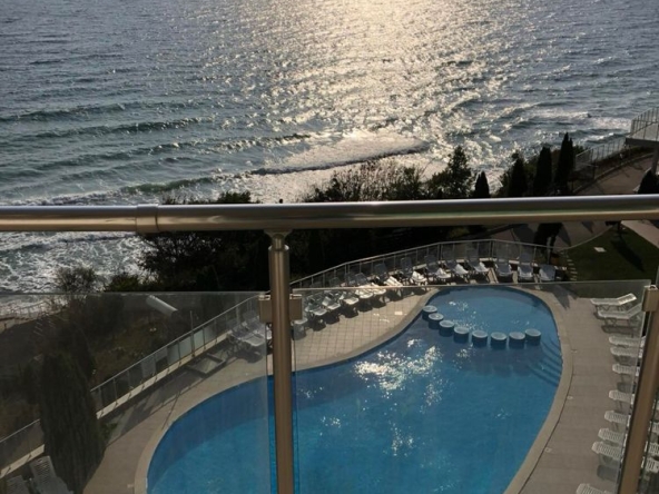 Тристаен апартамент в Бяла - 302 кв.м за 422 €/кв.м - Снимка #1