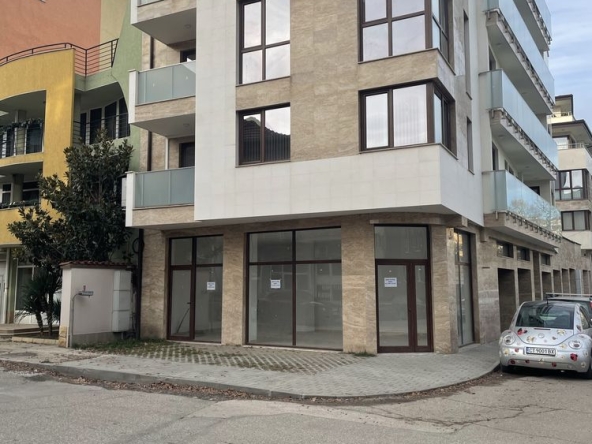 Дава се под наем Магазин в Казанлък - 75 кв.м за 388.62 € - Снимка #1