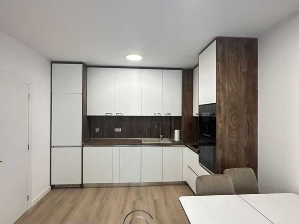 Дава се под наем Двустаен апартамент в Варна, Възраждане 1 - 72 кв.м за 458.49 € - Снимка #1