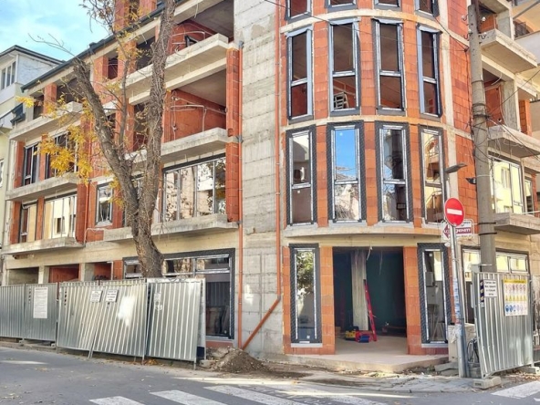 Тристаен апартамент в Пловдив, Кършияка - 98 кв.м за 1275 €/кв.м - Снимка #1