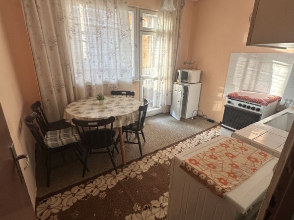 Дава се под наем Двустаен апартамент в Ловеч, Център - 55 кв.м за 255 € - Снимка #1